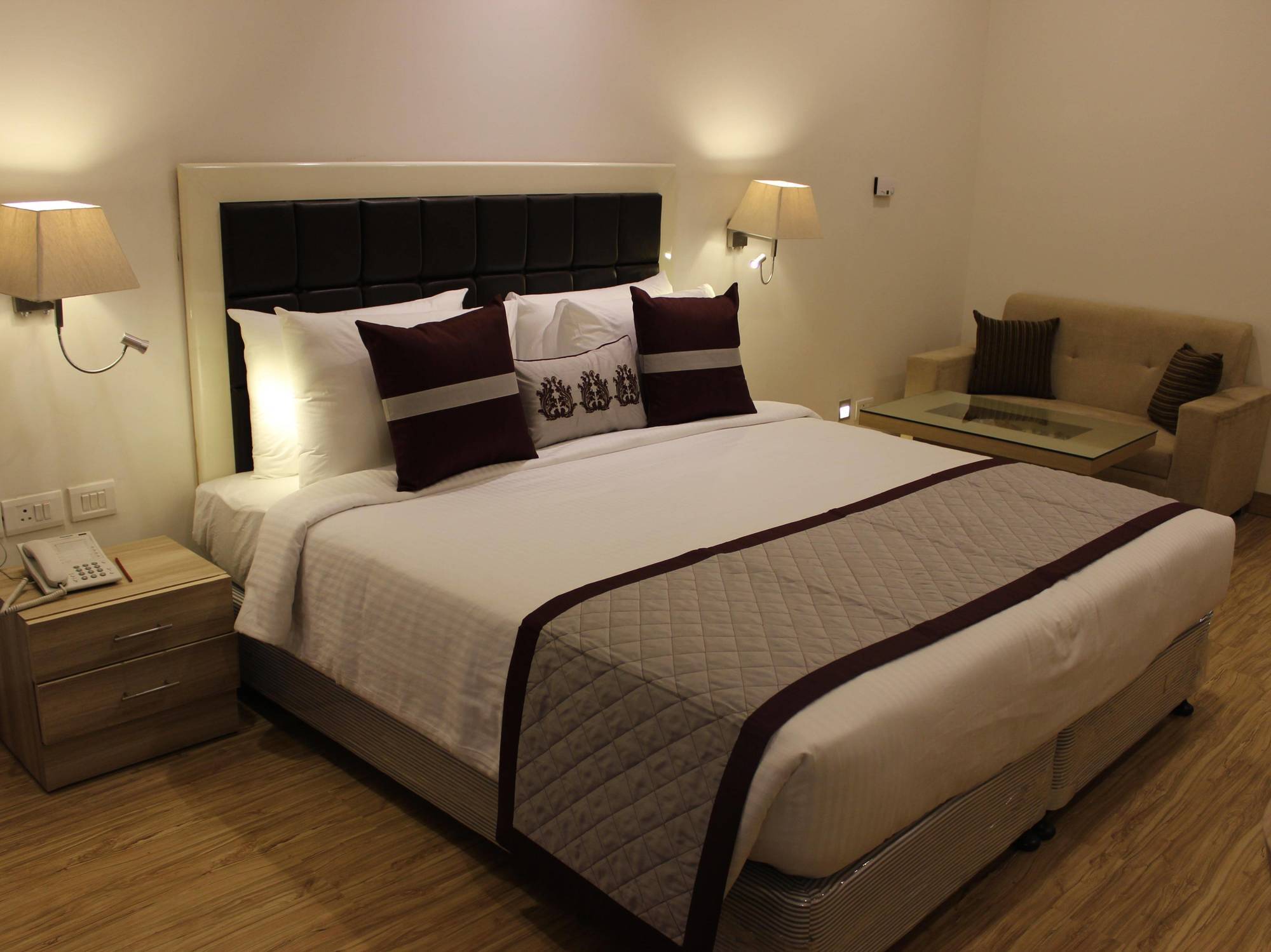 Xenious World Square Hotel Ghaziabad Eksteriør billede